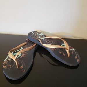 Havaianas slim women's size 6 black with gold/teal